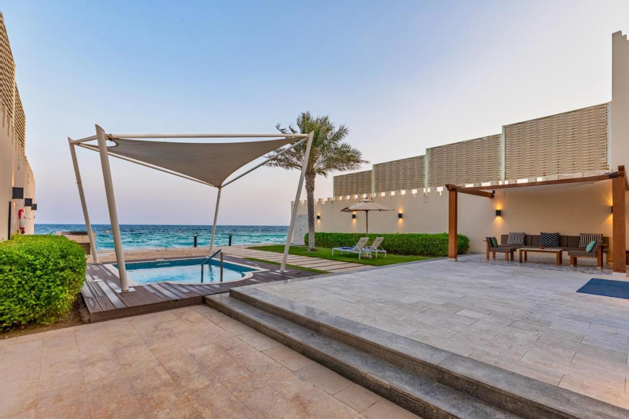 海岸线海滩穆尔瓦度假村 乌姆赛义德 外观 照片 The beach at the Ritz-Carlton, Ras Al Khaimah