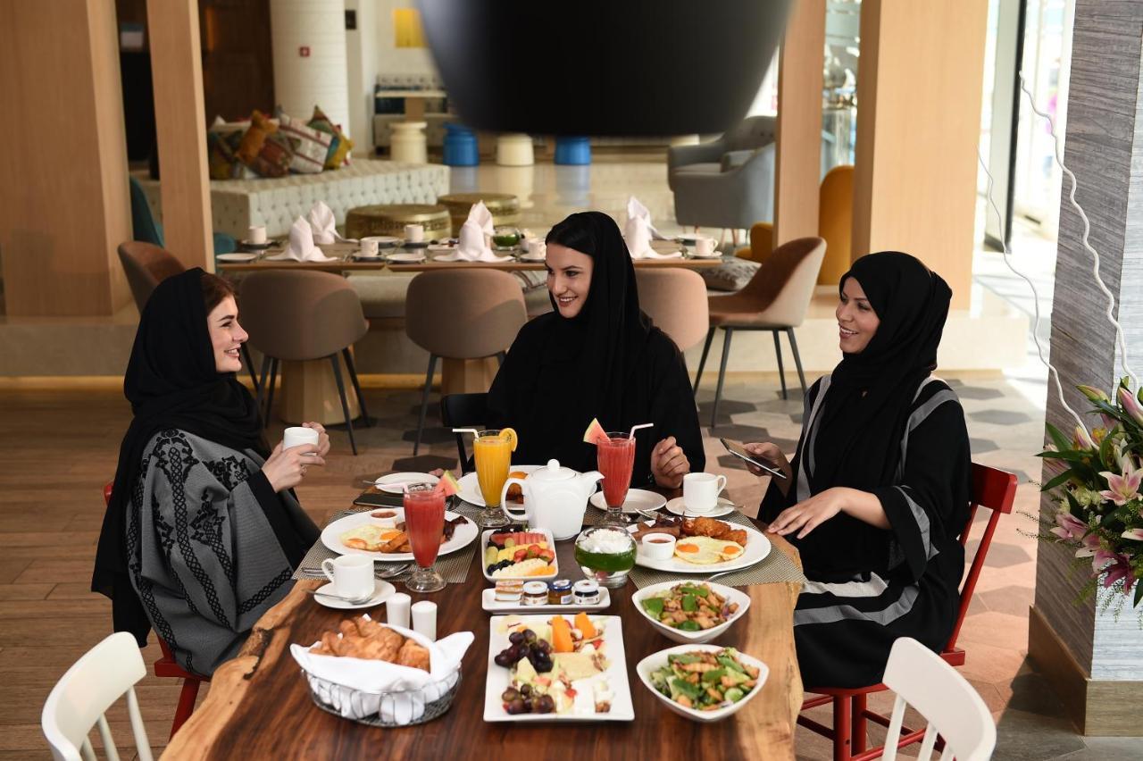 海岸线海滩穆尔瓦度假村 乌姆赛义德 外观 照片 Arab women in Dubai