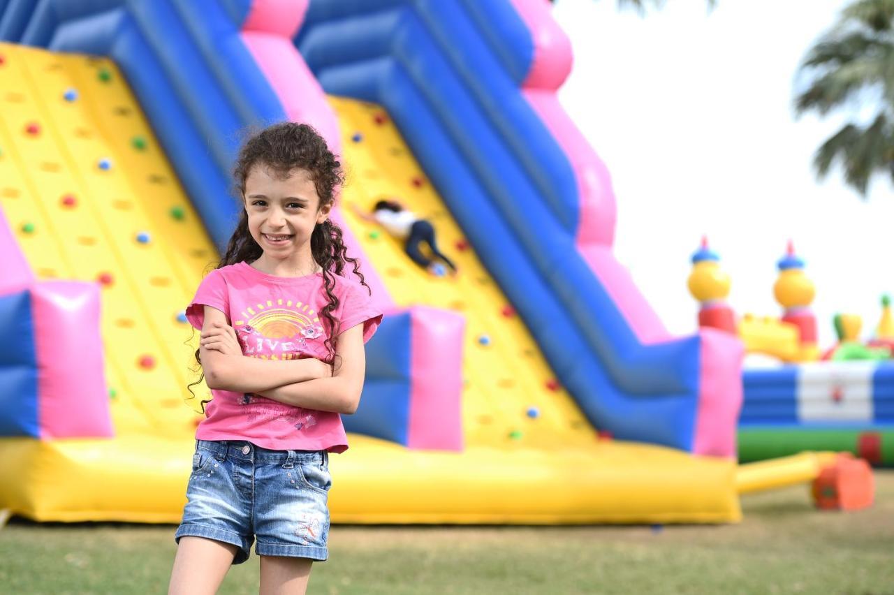 海岸线海滩穆尔瓦度假村 乌姆赛义德 外观 照片 A girl in front of a climbing wall