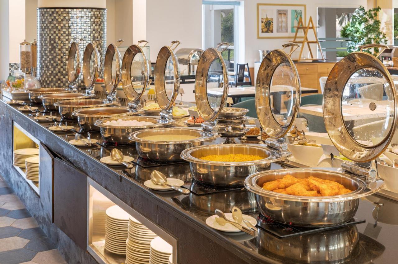 海岸线海滩穆尔瓦度假村 乌姆赛义德 外观 照片 A buffet at a hotel