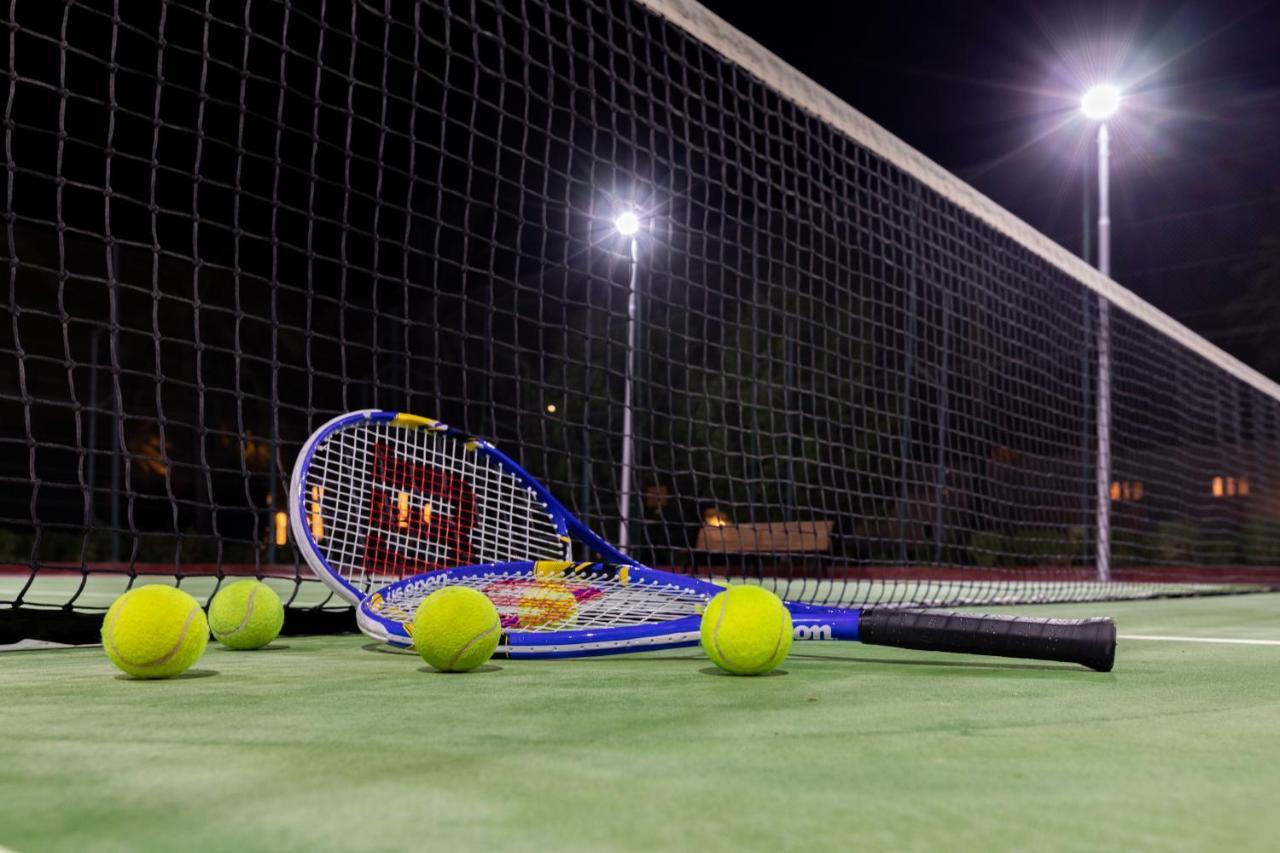 海岸线海滩穆尔瓦度假村 乌姆赛义德 外观 照片 Tennis balls and racket