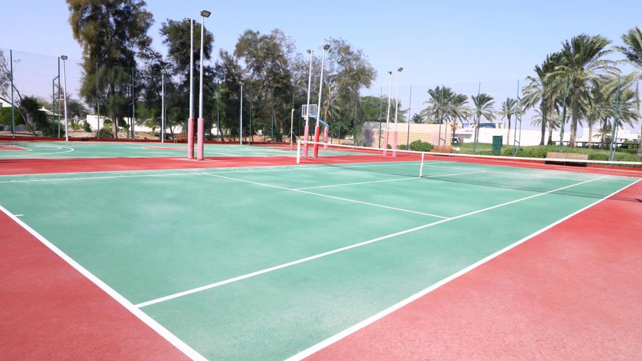 海岸线海滩穆尔瓦度假村 乌姆赛义德 外观 照片 Tennis courts at the club