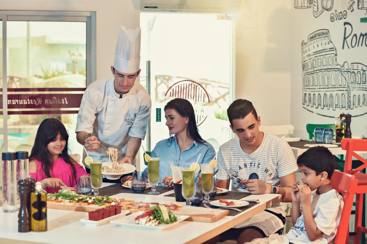 海岸线海滩穆尔瓦度假村 乌姆赛义德 外观 照片 Family dining at a restaurant