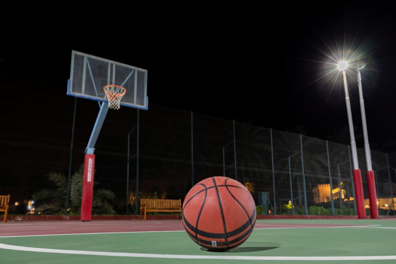 海岸线海滩穆尔瓦度假村 乌姆赛义德 外观 照片 Basketball court at the University of Patras