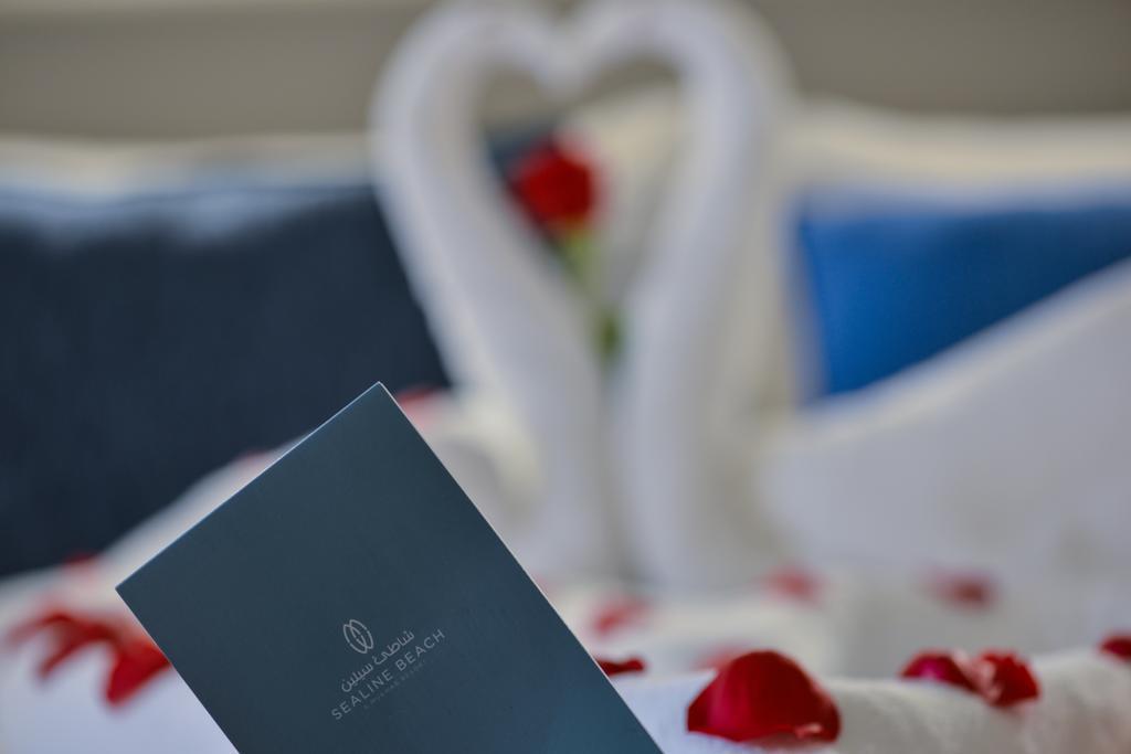 海岸线海滩穆尔瓦度假村 乌姆赛义德 外观 照片 A menu at the Waldorf Astoria Ras Al Khaimah